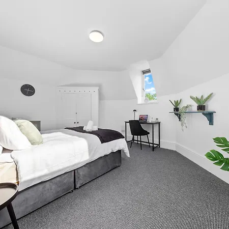 Book Now-Save Big - Central - Brixton -4Br-Wifi -Close To Tube Station- Sleeps10